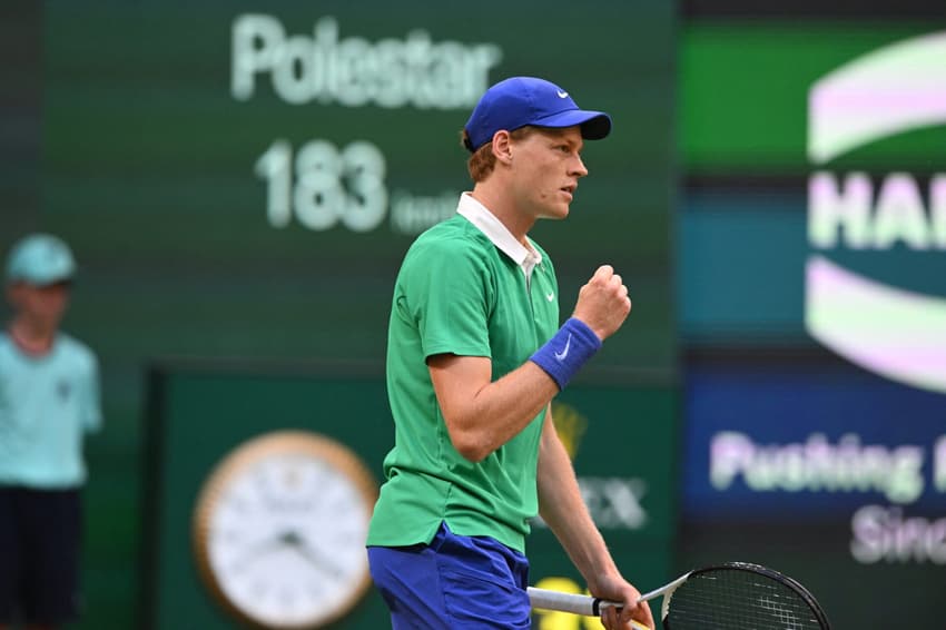 Alexander Bublik, do Cazaquistão, reage durante a partida de tênis individual masculino contra o italiano Jannik Sinner durante o torneio de tênis Halle Open ATP em Halle, em 19 de junho de 2025. (Foto de CARMEN JASPERSEN / AFP)