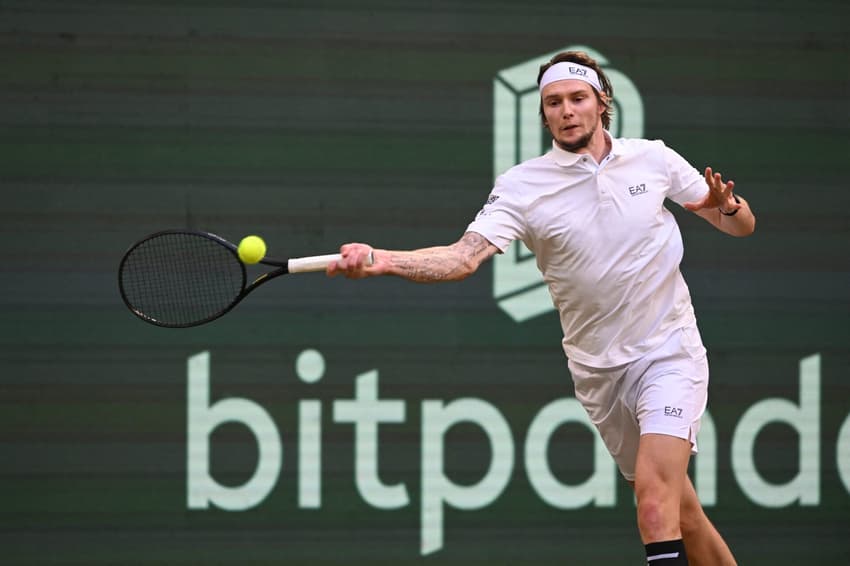 O italiano Jannik Sinner joga a bola para o cazaque Alexander Bublikin na partida de simples masculina de tênis durante o torneio de tênis Halle Open ATP em Halle, em 19 de junho de 2025. (Foto de CARMEN JASPERSEN / AFP)