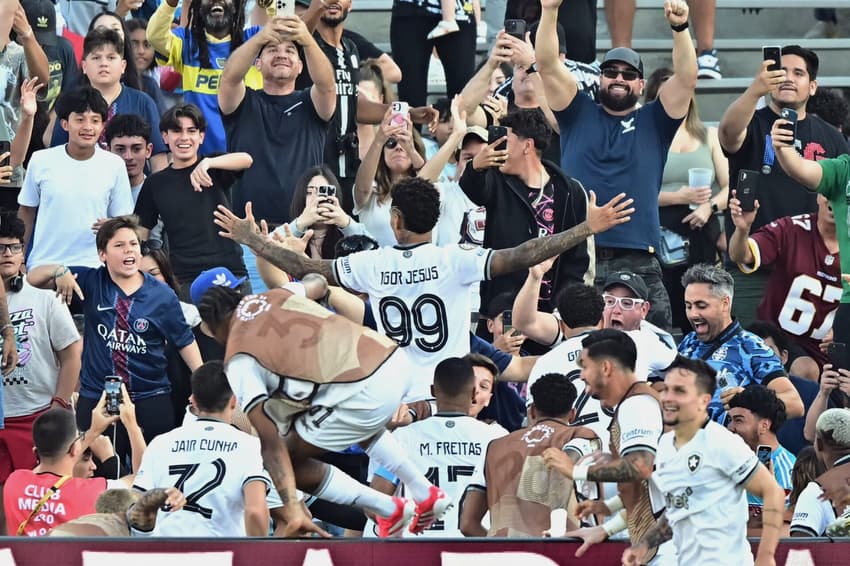 Igor Jesus comemorando gol do Botafogo com torcedores (Foto: Frederic J. Brown/AFP)