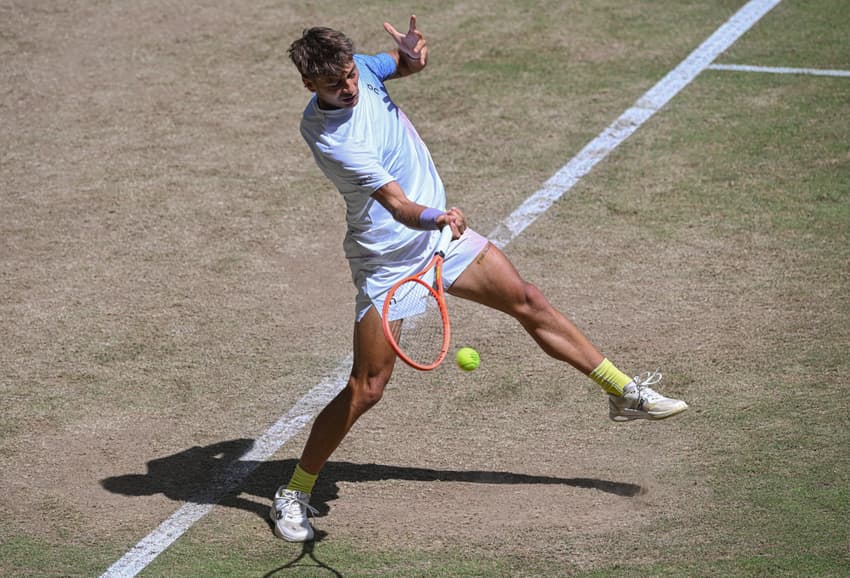 O italiano Flavio Cobolli na derrota para o alemão Alexander Zverev em Halle, na Alemanha (Foto: CARMEN JASPERSEN / AFP)