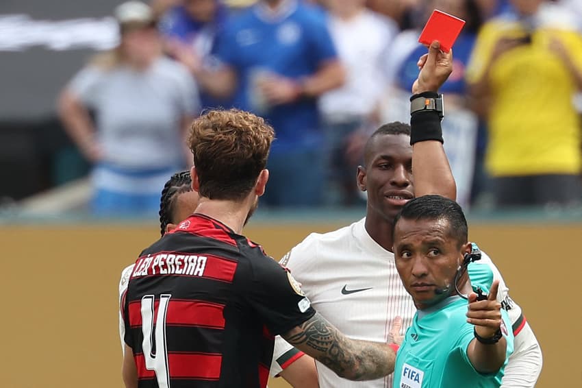 Nicolas Jackson foi expulso contra o Flamengo (Foto: FRANCK FIFE / AFP)