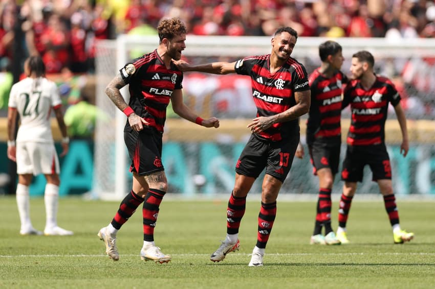 Flamengo comemora gol diante do Chelsea (Foto: CHARLY TRIBALLEAU / AFP)
