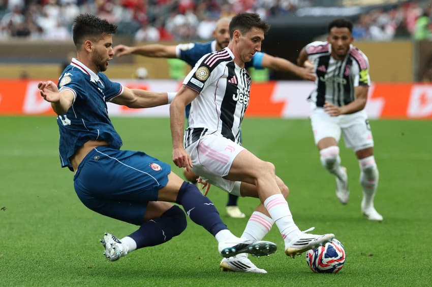 Guilherme Ferreira disputa jogada com Andrea Cambiaso, da Juventus