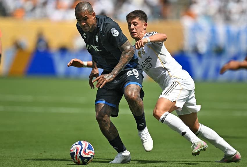 Kenedy, ex-Flamengo e Fluminense, em jogo do Pachuca contra o Real pelo Mundial de Clubes (Foto: Paul ELLIS / AFP)