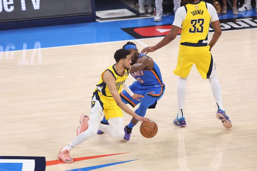 Tyrese Haliburton, do Indiana Pacers, em ação contra o Oklahoma City Thunder no jogo 7 das finais da NBA (Foto: Joe Murphy/NBAE via Getty Images/AFP)