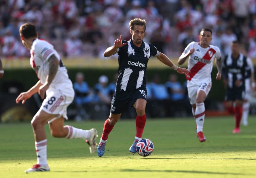 Sergio Canales, do Monterrey, contra o River Plate