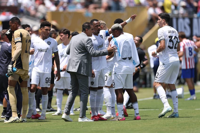 Renato Paiva orientando o Botafogo (Foto: Stu Forster/AFP)