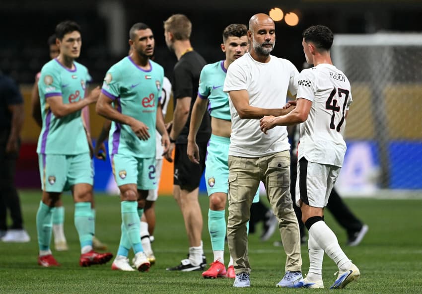 Pep Guardiola cumprimenta Phil Foden após vitória do Manchester City