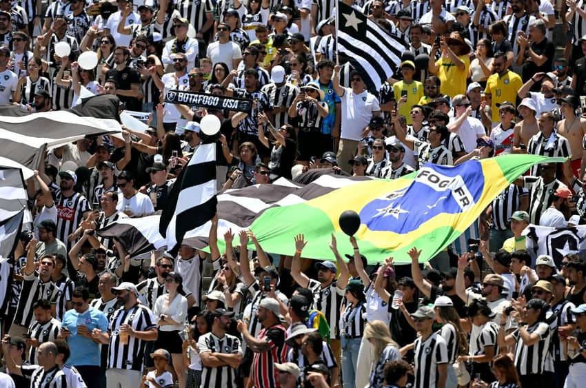 Torcida do Botafogo no Rose Bowl (Foto: Yuri Cortez/AFP)
