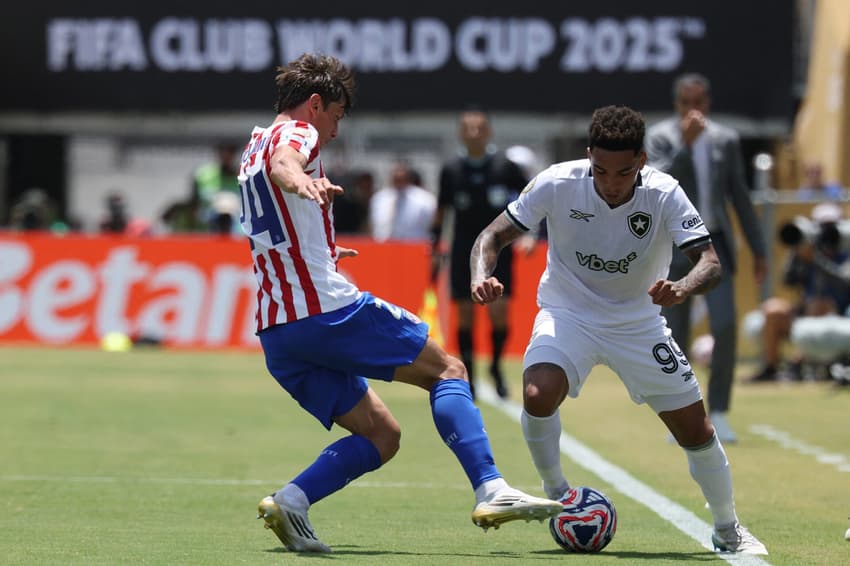 Igor Jesus em ação pelo Botafogo contra o Atlético de Madrid (Foto: Patrick T. Fallon / AFP)