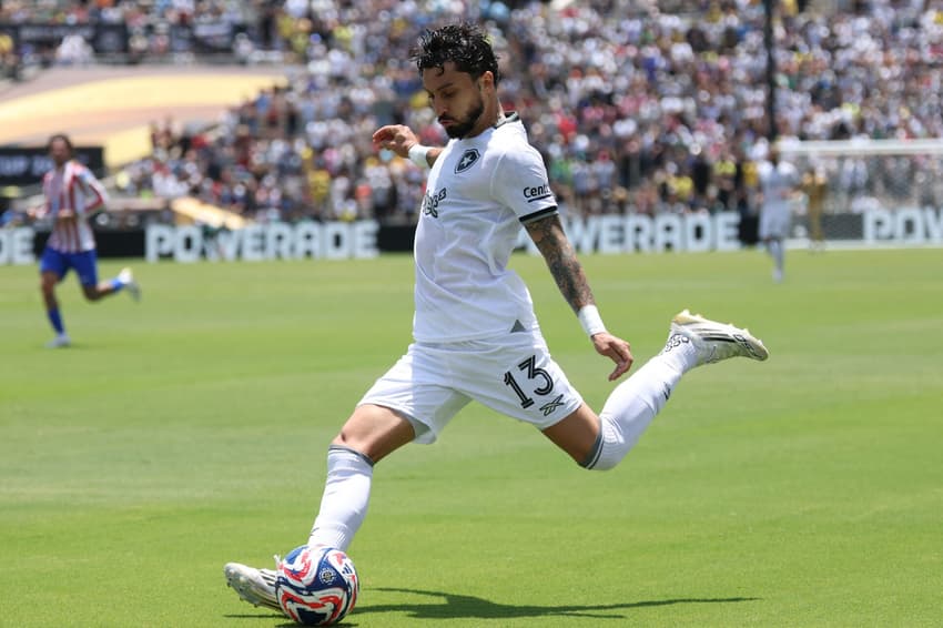 Alex Telles em ação na derrota do Botafogo para o Atlético de Madrid (Foto: Patrick T. Fallon / AFP)