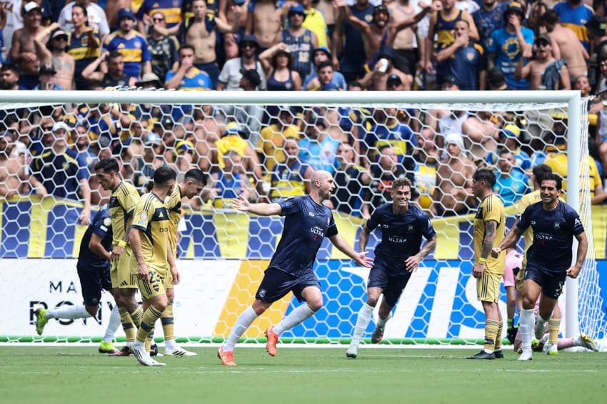 Christian Gray comemora gol do Auckland City sobre o Boca Juniors