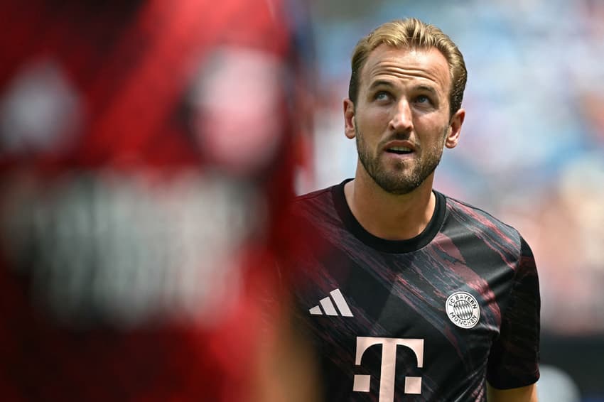 Harry Kane no aquecimento antes de Benfica x Bayern (Foto: Paul ELLIS / AFP)