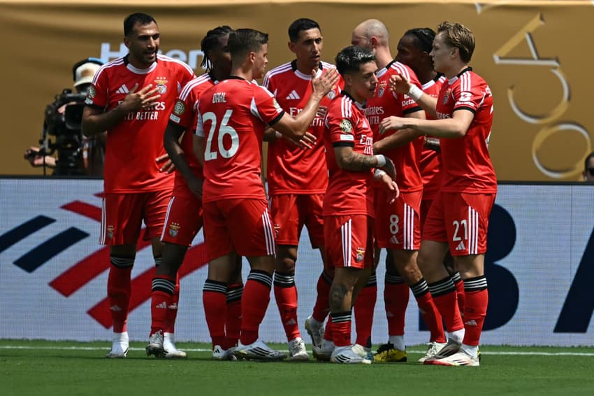 Benfica comemora gol diante do Bayern de Munique (Foto: Paul ELLIS / AFP)