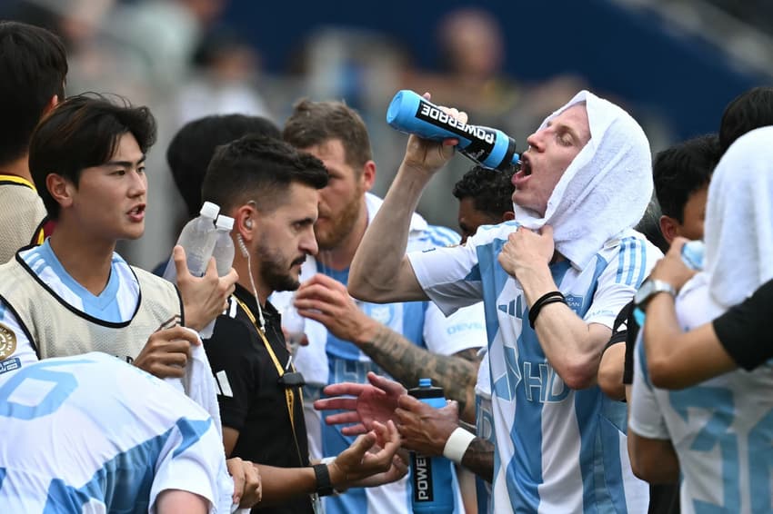 Jogadores do Ulsan HD utilizam pausa para se refrescar