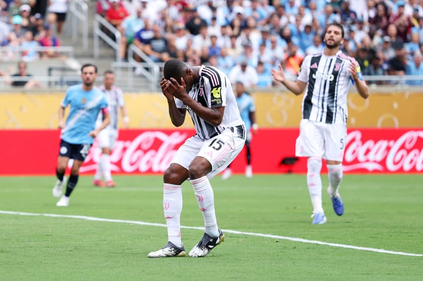 Kalulu lamenta gol contra feito no jogo entre Juventus e Manchester City (Foto: Dan Mullan / GETTY IMAGES NORTH AMERICA / Getty Images via AFP)