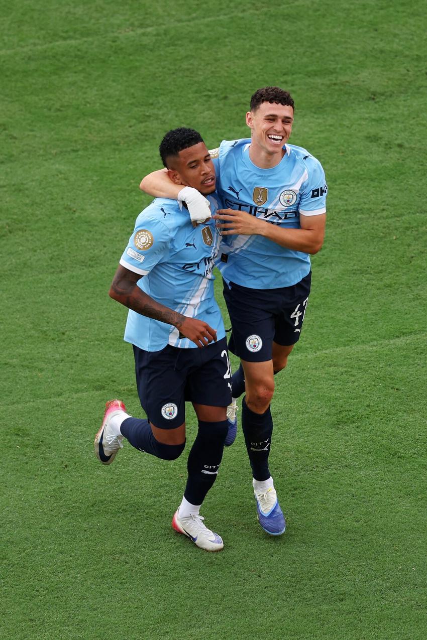 Savinho e Foden comemoram gol do Manchester City contra a Juventus (Foto: Megan Briggs / GETTY IMAGES NORTH AMERICA / Getty Images via AFP)