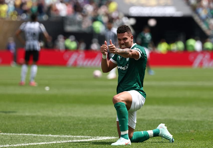 Paulinho comemora gol em Palmeiras x Botafogo (Foto: FRANCK FIFE / AFP)