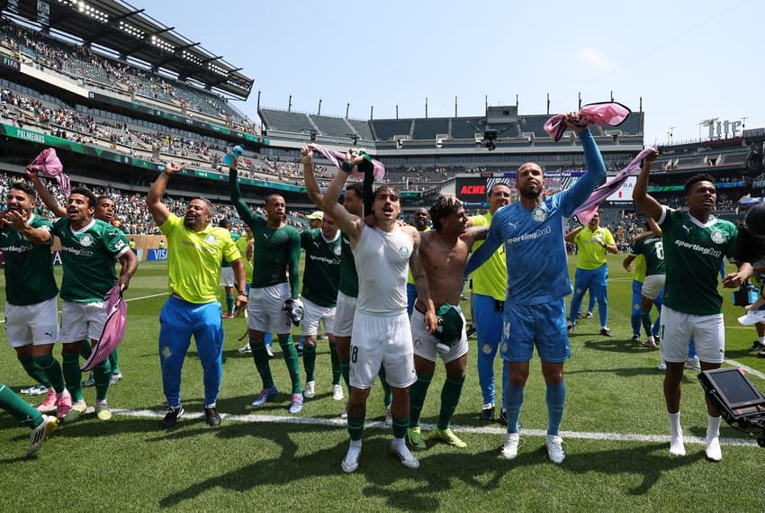 Jogadores do Palmeiras celebram vaga nas quartas de final do Mundial de Clubes