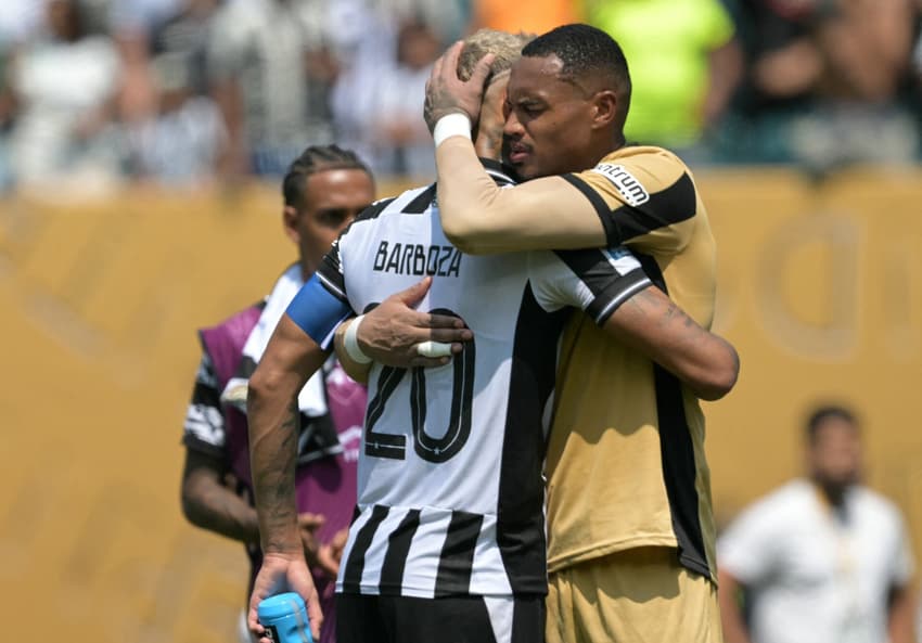 Barboza e John se abraçam após eliminaçãodo Botafogo (Foto: JUAN MABROMATA / AFP)