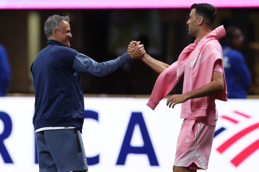 Luis Enrique, treinador do PSG, cumprimentou seu ex-comandado no Barcelona, Sergio Busquets, antes da partida entre PSG e Inter Miami (Foto: CHARLY TRIBALLEAU /AFP)