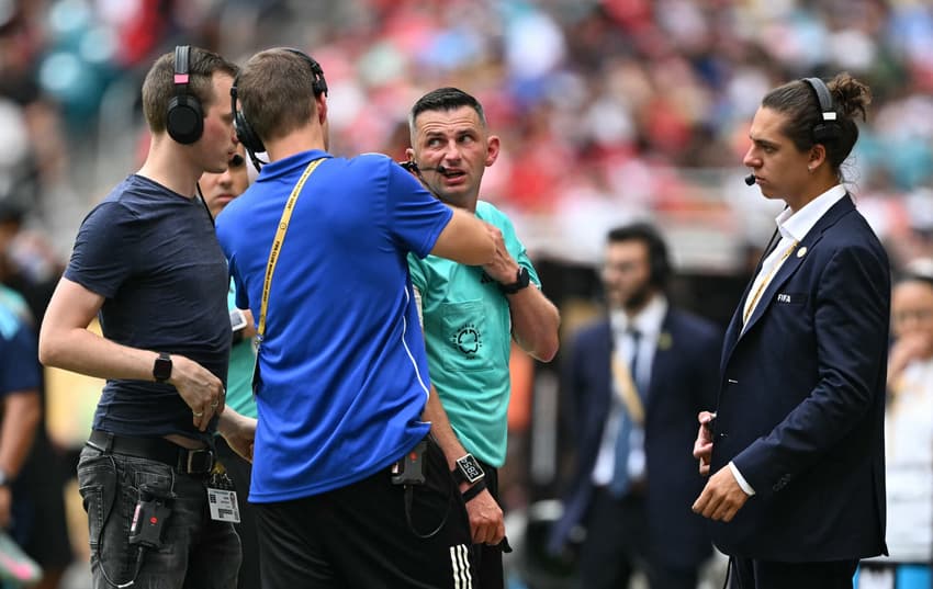 Michael Oliver teve problemas com o equipamento em Flamengo x Bayern de Munique (Foto: PATRICIA DE MELO MOREIRA / AFP)