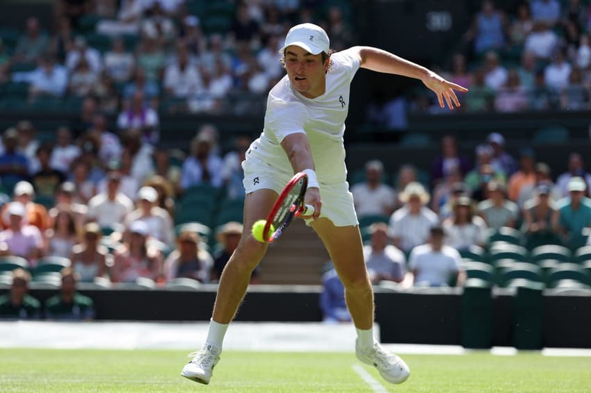 João Fonseca tenta o backhand ma vitória sobre o britânico Jacob Fearnley (Photo by Adrian Dennis / AFP)