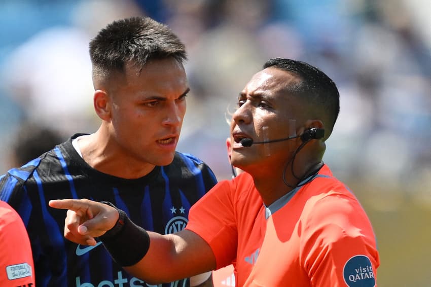 Lautaro Martínez cobra árbitro em Inter x Fluminense (Foto: ANGELA WEISS / AFP)