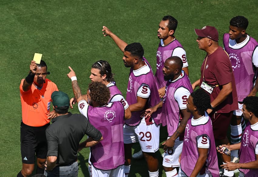 Renato Gaúcho recebe cartão por retardar o lateral da Inter de Milão) 