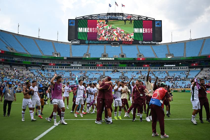 Jogadores e comissão técnica do Fluminense celebram vitória sobre a Inter de Milão (Foto: Angela Weiss / AFP)