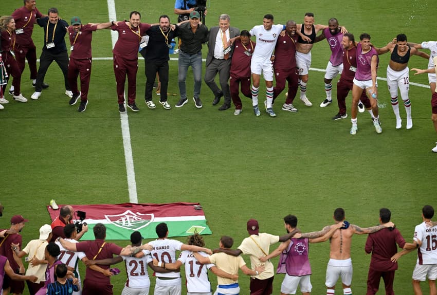 Jogadores e membros da comissão técnica do Fluminense comemoram vitória sobre a Inter de Milão