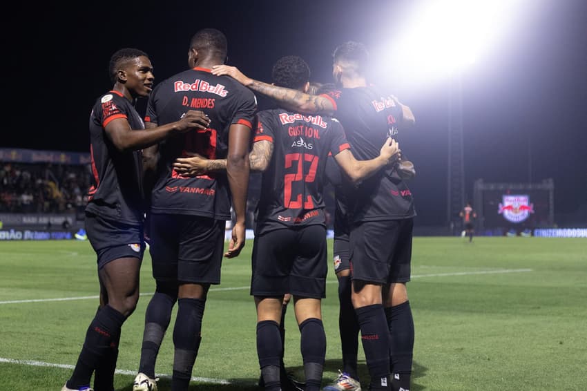 Jogadores do Bragantino comemoram gol contra o Bahia (Foto: Diogo Reis/AGIF)