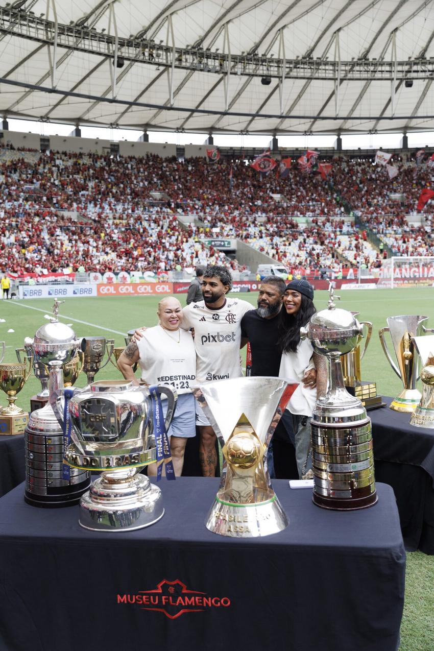Gabigol ao lado das taças em jogo de despedida do Flamengo (Foto: Andre Mourao/AGIF)