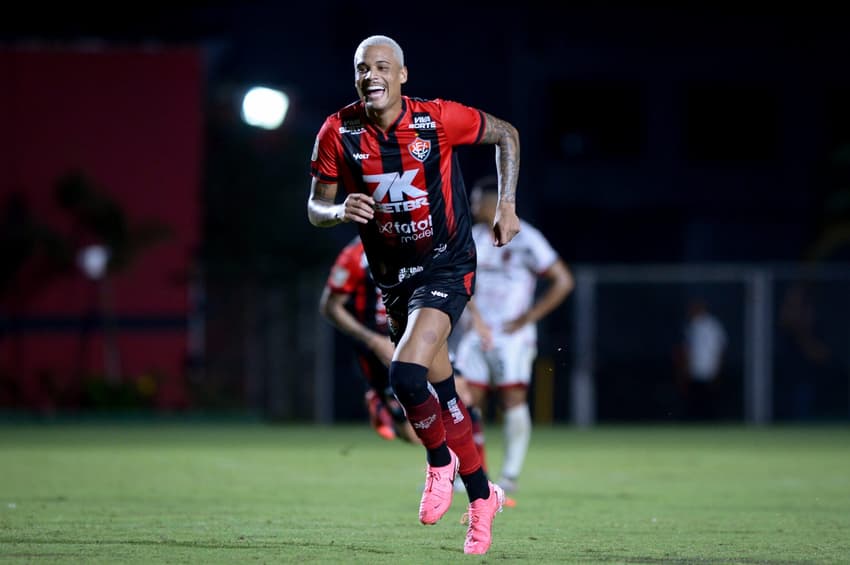 Janderson em ação no Barradão (Foto: Jhony Pinho/AGIF)