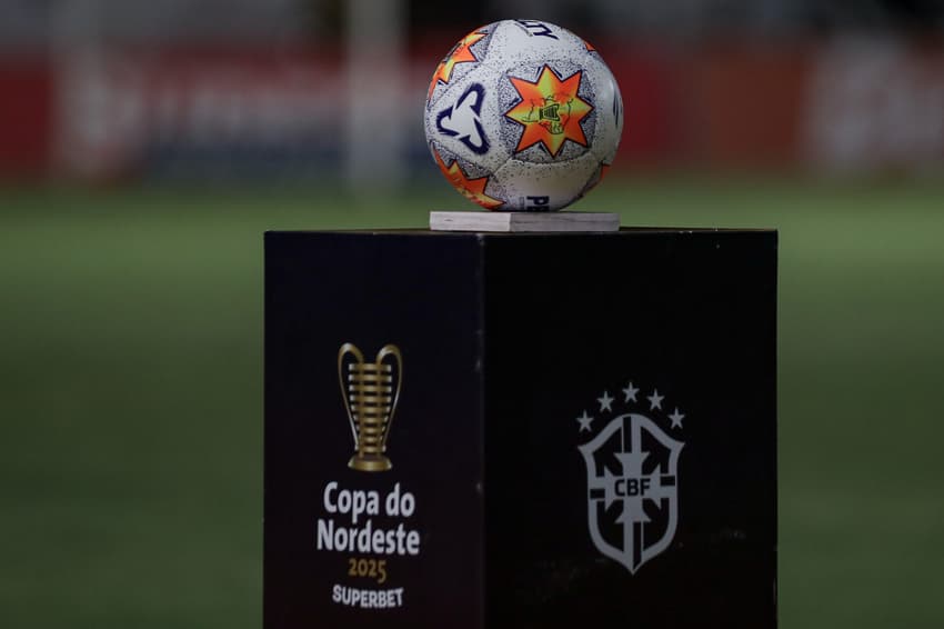 Bola oficial da Copa do Nordeste Foto: Rafael Vieira/AGIF