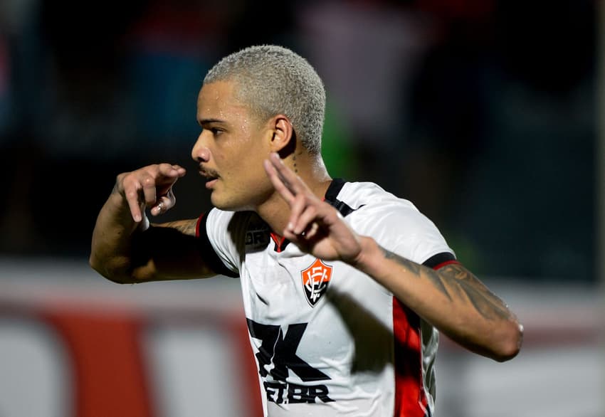 Janderson comemora gol pelo Vitória (Foto: Jhony Pinho/AGIF)