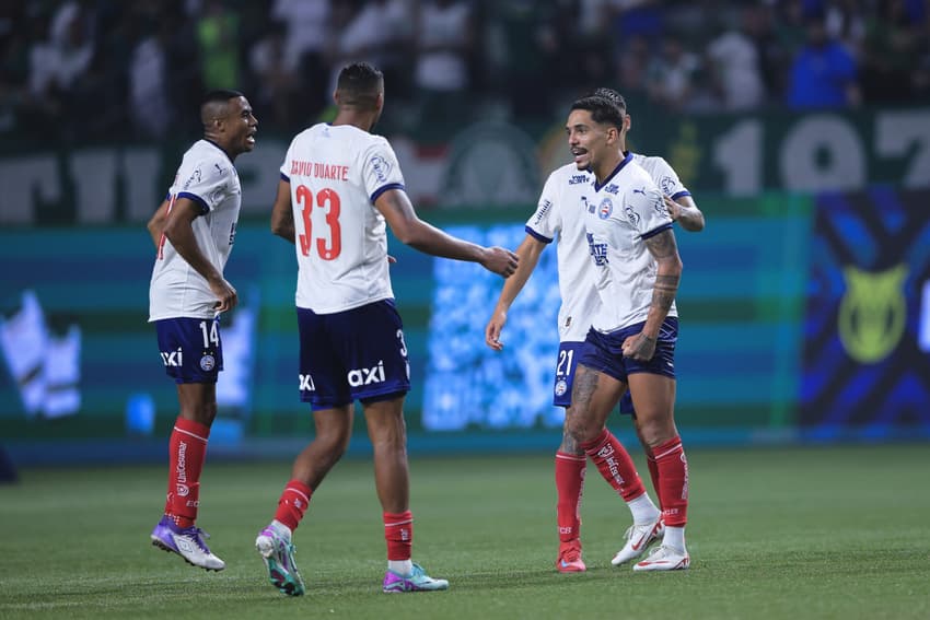 David Duarte e Gilberto na partida contra o Palmeiras (Foto: Ettore Chiereguini/AGIF)