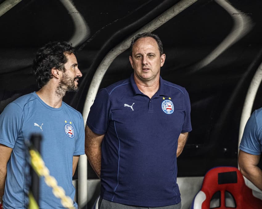 Rogério Ceni ao lado do auxiliar Charles em jogo do Brasileirão (Foto: Marcos Junior/AGIF)