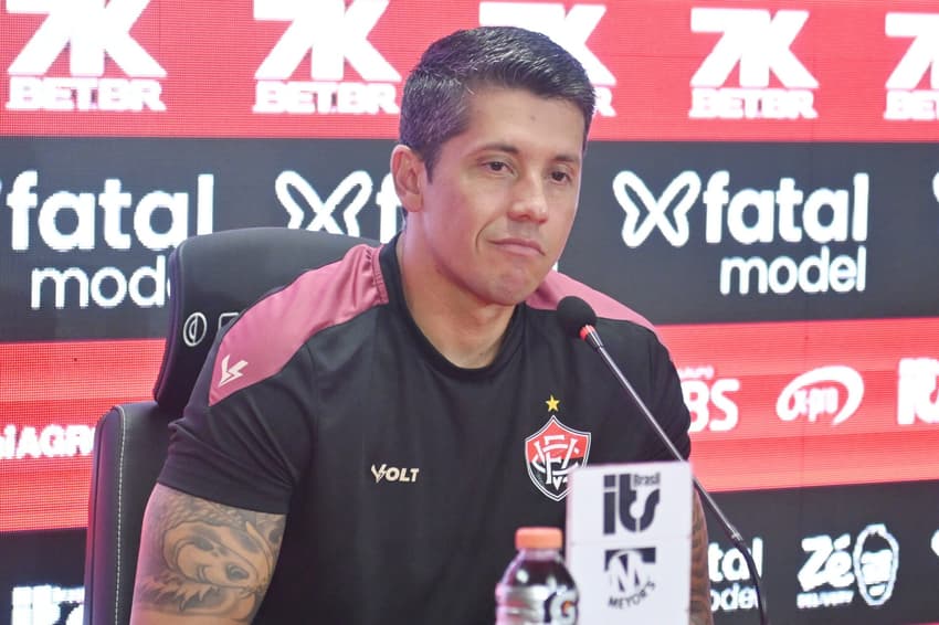 Thiago Carpini em entrevista coletiva pelo Vitória (Foto: Walmir Cirne/AGIF)