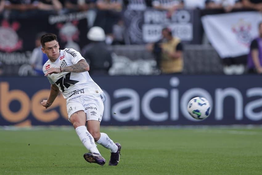 Léo Godoy está de saída do Santos para o Independiente, da Argentina. O jogador pertence ao Athletico-PR. (Foto: Ettore Chiereguini/AGIF)