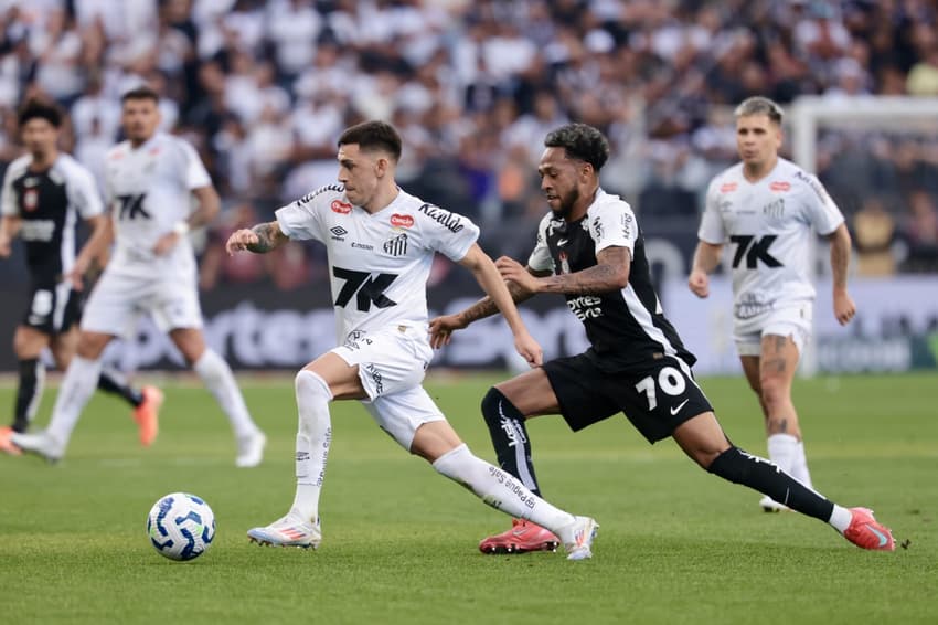 Santos precisa vencer o Fortaleza e torcer por uma derrota do Vitória ou do Vasco para sair da zona do rebaixamento. (Foto: Marcello Zambrana/AGIF)