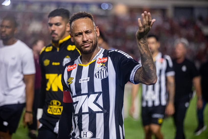 AL - MACEIO - 22/05/2025 - COPA DO BRASIL 2025, CRB X SANTOS - Neymar provoca torcida do CRB, apos eliminacao nos penaltis, estadio Rei Pele pelo campeonato Copa Do Brasil 2025. Foto: Itawi Albuquerque/AGIF