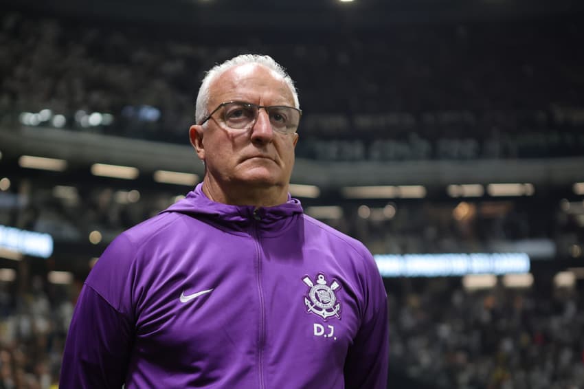 Dorival Júnior soma 10 jogos no comando da equipe (Foto: Gilson Lobo/AGIF)