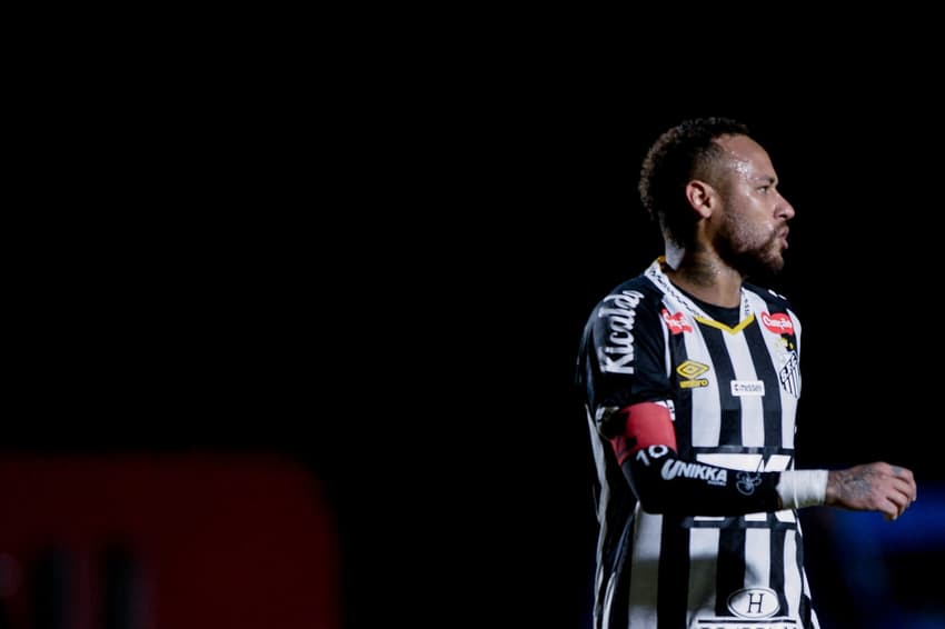 Neymar tem 243 jogos com a camisa do Santos e 141 gols. (Foto: Jhony Pinho/AGIF)