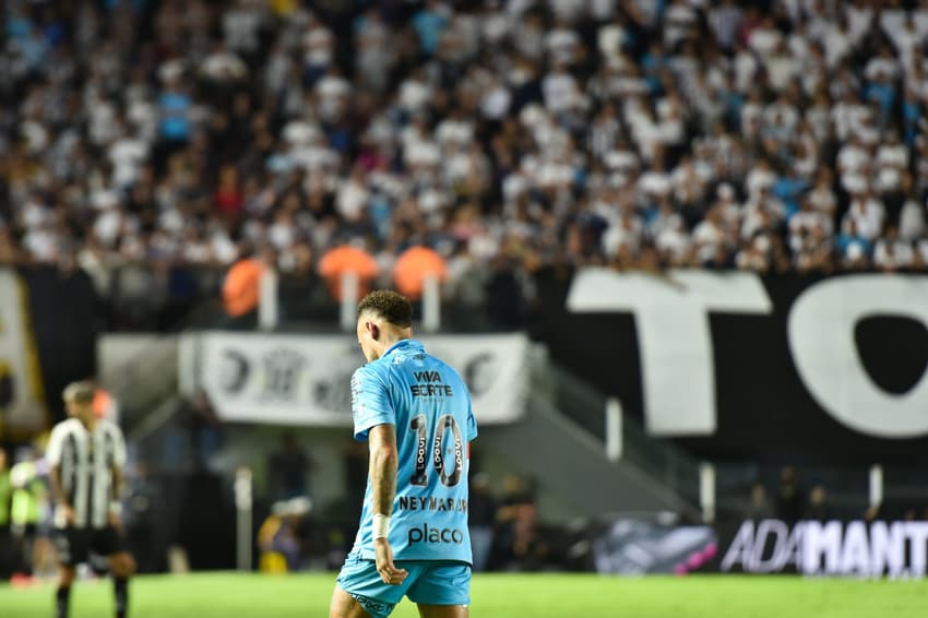 Neymar sentiu duas lesões na posterior da coxa esquerda no retorno ao Santos. (Foto: Jota Erre/AGIF)