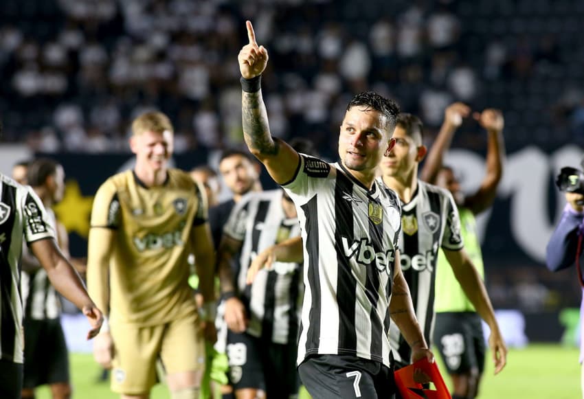 Artur comemorando gol do Botafogo contra o Santos (Foto: Mauricio De Souza/AGIF)