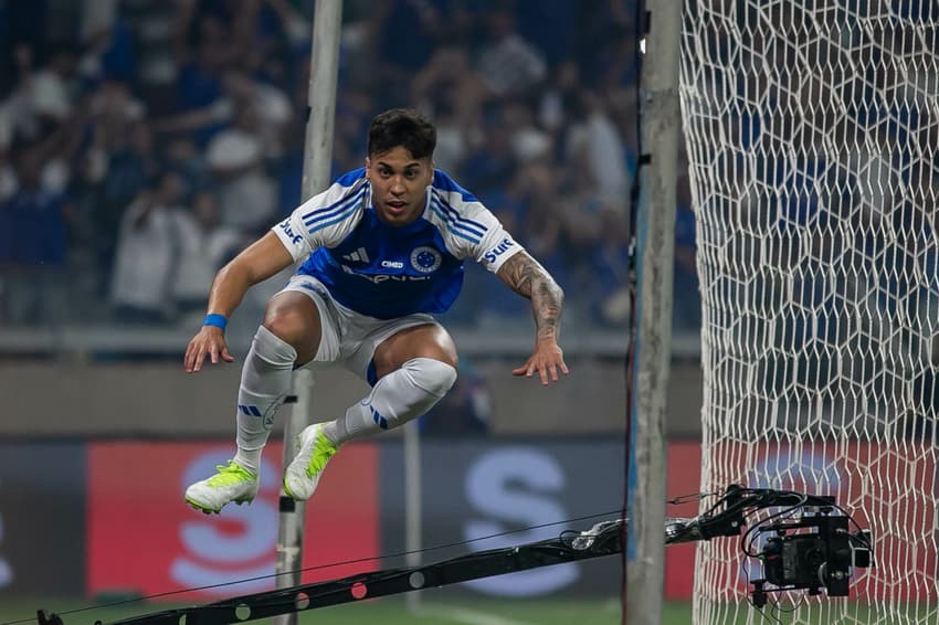 Atacante Kaio Jorge comemora segundo gol do Cruzeiro contra o Palmeiras no Mineirão (Foto: Fernando Moreno/AGIF)