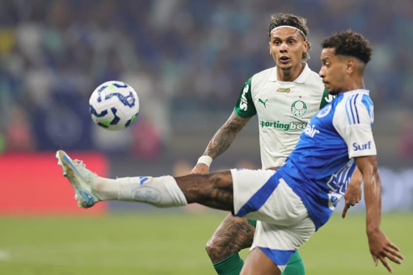 Matheus Pereira, do Cruzeiro, e Richard Ríos, do Palmeiras, em jogo no Mineirão (Foto: Gilson Lobo/AGIF)