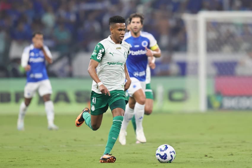 Estevão, do Palmeiras, em jogo contra o Cruzeiro, no Mineirão (Foto: Gilson Lobo/AGIF)
