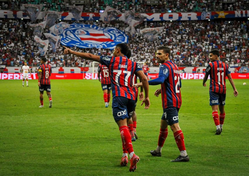 Jogadores do Bahia comemoram gol da virada contra o Náutico (Foto: Jhony Pinho/AGIF)